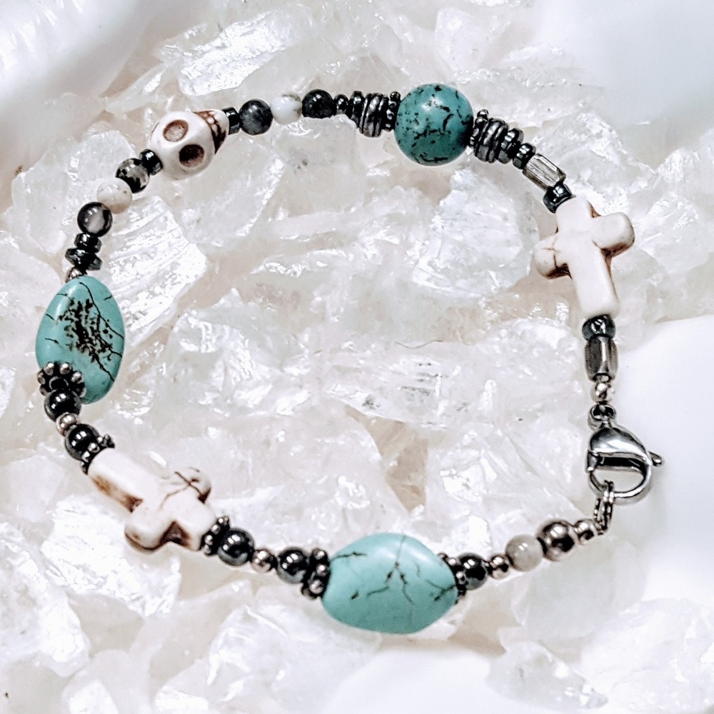 NWOT Boho Skull & Cross Beaded Bracelet 💕